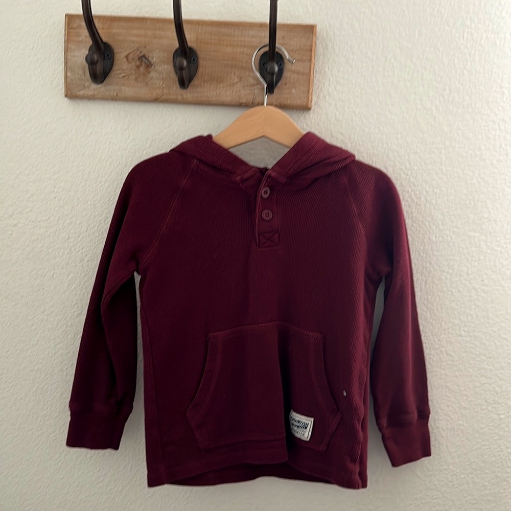Boys Osh Kosh long sleeve, hooded thermal with front pocket. Size 4T, Burgundy